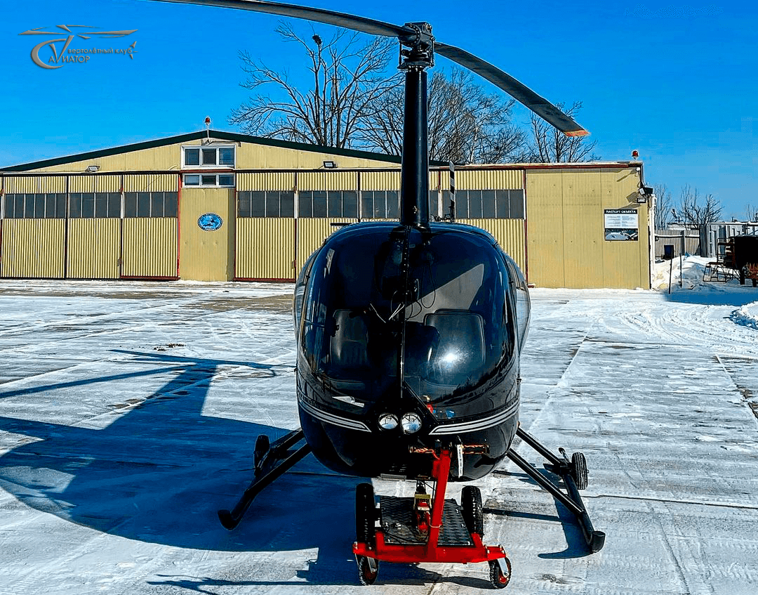 вертолет у ангара